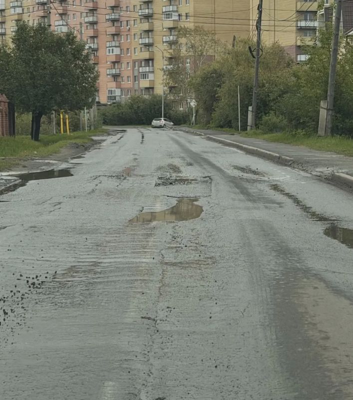 Вместо асфальта – разметка, вместо остановки – скромная лавочка: тюменцы с ММС пожаловались на разбитые дороги в своём микрорайоне Вместо асфальта – разметка, вместо остановки – скромная лавочка: тюменцы с ММС пожаловались на разбитые дороги в своём микрорайоне