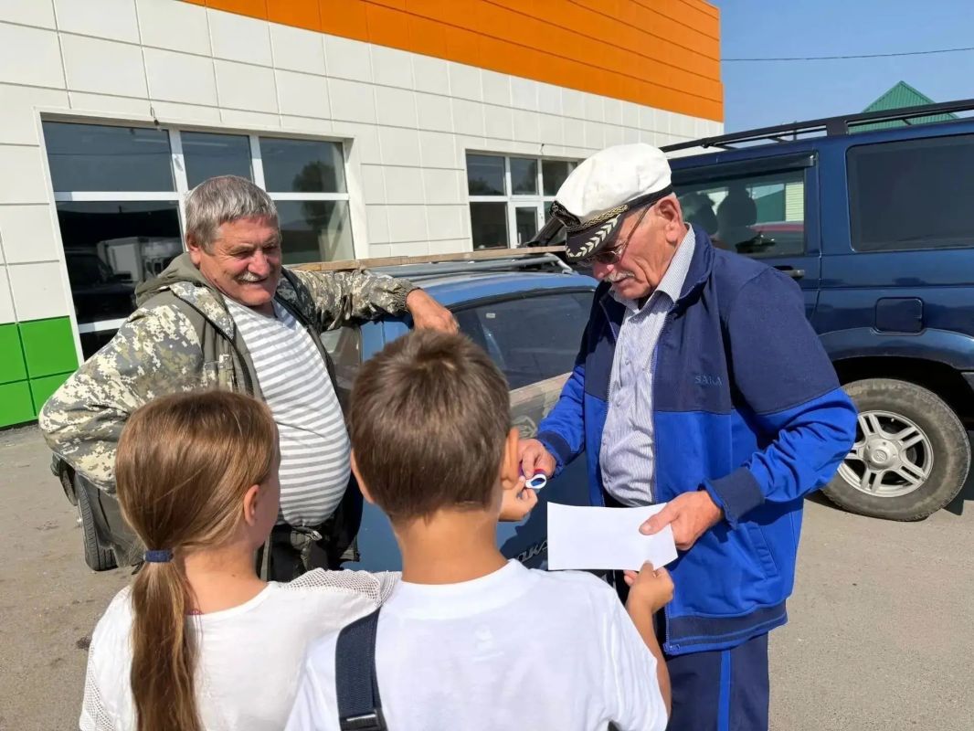 Юные волонтёры Аромашевского округа приняли участие в акции «Российский триколор» Юные волонтёры Аромашевского округа приняли участие в акции «Российский триколор»