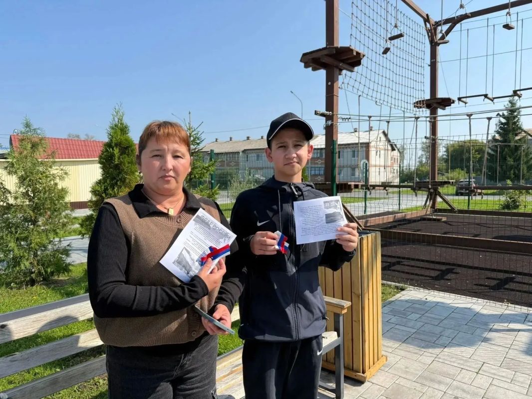 Юные волонтёры Аромашевского округа приняли участие в акции «Российский триколор» Юные волонтёры Аромашевского округа приняли участие в акции «Российский триколор»