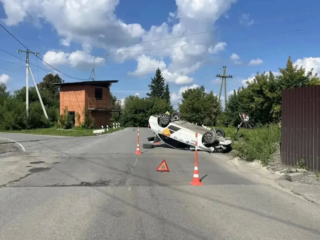 На улице Подгорной в Тюмени днём произошло ДТП с участием автомобиля такси- машина марки «Лада Гранта» перевернулась На улице Подгорной в Тюмени днём произошло ДТП с участием автомобиля такси- машина марки «Лада Гранта» перевернулась