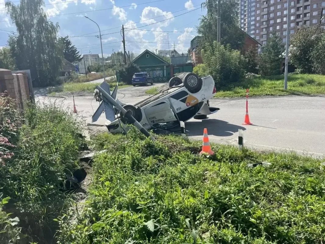 Такси перевернулось на улице Подгорной, водитель был пьян Такси перевернулось на улице Подгорной, водитель был пьян