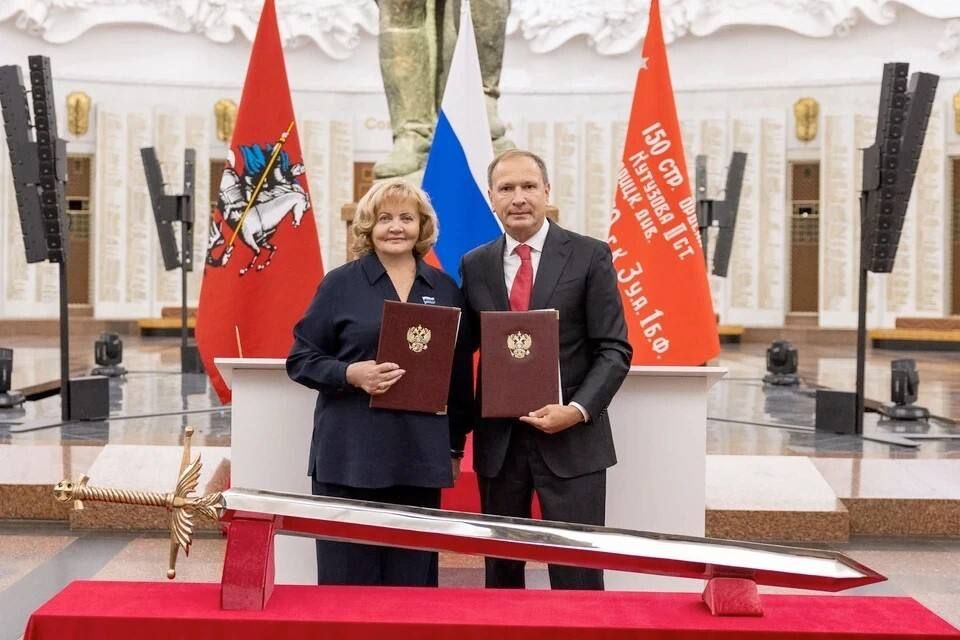 Уральский кузнец создал «Меч Победы» для Музея Победы