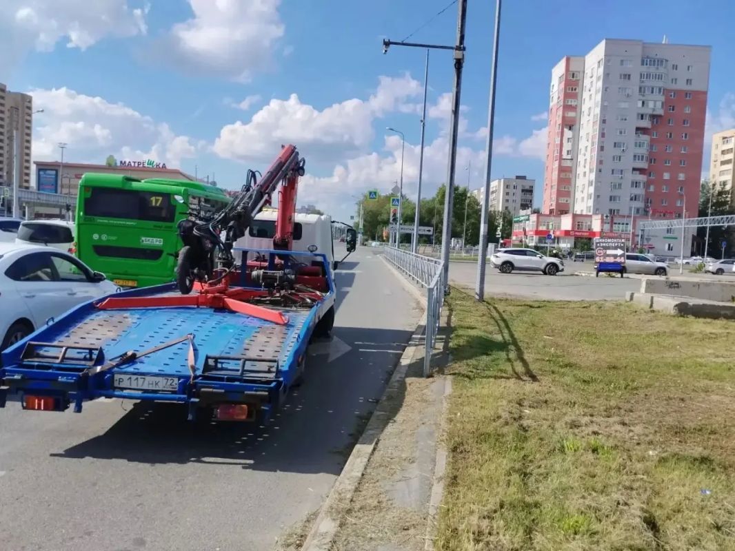 Инспекторы мотовзвода полка ДПС Госавтоинспекции задерживают в Тюмени мотоциклистов-«бесправников» Инспекторы мотовзвода полка ДПС Госавтоинспекции задерживают в Тюмени мотоциклистов-«бесправников»