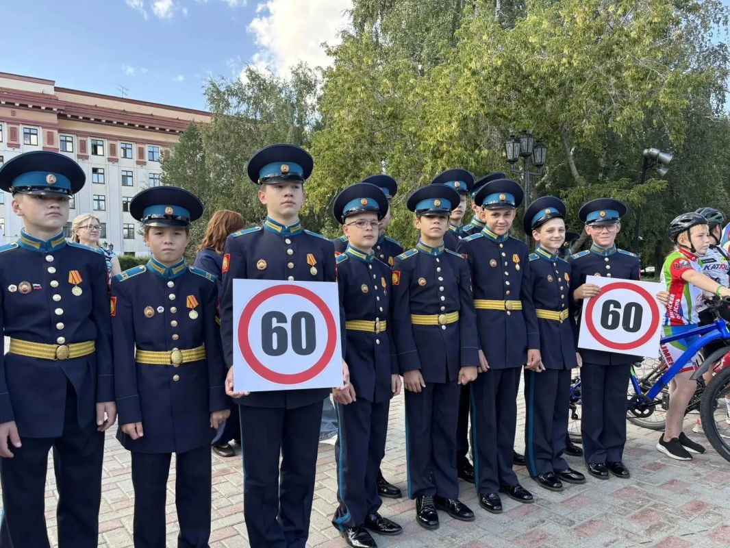 Сотни водителей увидели детский призыв к безопасности на дорогах в ходе акции #ДорогаВШколу, которая более 10-ти лет проходит на улице Республики в Тюмени Сотни водителей увидели детский призыв к безопасности на дорогах в ходе акции #ДорогаВШколу, которая более 10-ти лет проходит на улице Республики в Тюмени