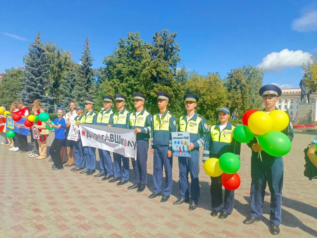Сотни водителей увидели детский призыв к безопасности на дорогах в ходе акции #ДорогаВШколу, которая более 10-ти лет проходит на улице Республики в Тюмени Сотни водителей увидели детский призыв к безопасности на дорогах в ходе акции #ДорогаВШколу, которая более 10-ти лет проходит на улице Республики в Тюмени