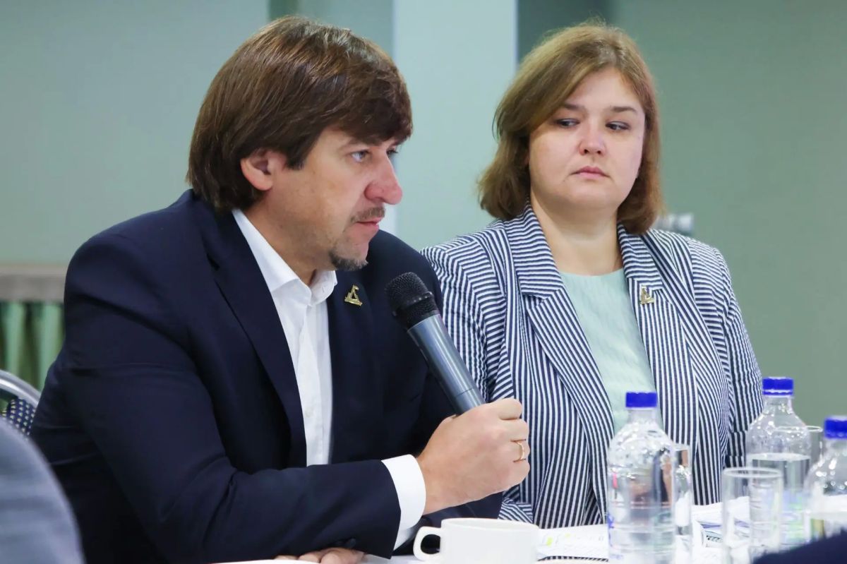 Максим Афанасьев: Сегодня мы встретились с участниками «Тюменской марки», чтобы лично познакомиться и обсудить не только сами дни выставки, а также ее важную составляющую - новый промышленный формат Максим Афанасьев: Сегодня мы встретились с участниками «Тюменской марки», чтобы лично познакомиться и обсудить не только сами дни выставки, а также ее важную составляющую - новый промышленный формат