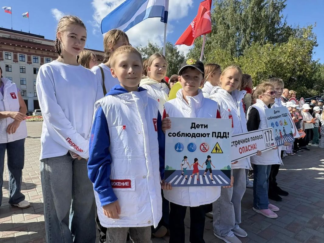 Сотни водителей увидели детский призыв к безопасности на дорогах в ходе акции #ДорогаВШколу, которая более 10-ти лет проходит на улице Республики в Тюмени Сотни водителей увидели детский призыв к безопасности на дорогах в ходе акции #ДорогаВШколу, которая более 10-ти лет проходит на улице Республики в Тюмени