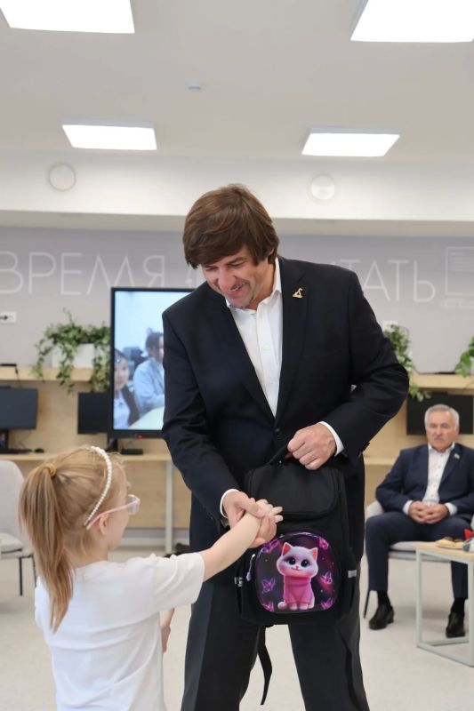 Максим Афанасьев: Первоклассные подарки. 12 тысяч юных тюменцев впервые переступят порог школы в сентябре Максим Афанасьев: Первоклассные подарки. 12 тысяч юных тюменцев впервые переступят порог школы в сентябре