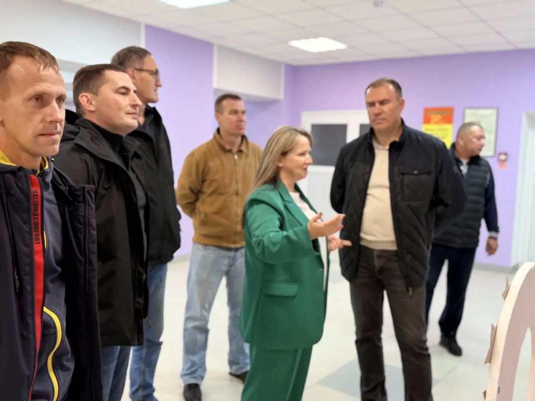 По ходу объезда заглянул в школу №18 проверить готовность к 1 сентября По ходу объезда заглянул в школу №18 проверить готовность к 1 сентября
