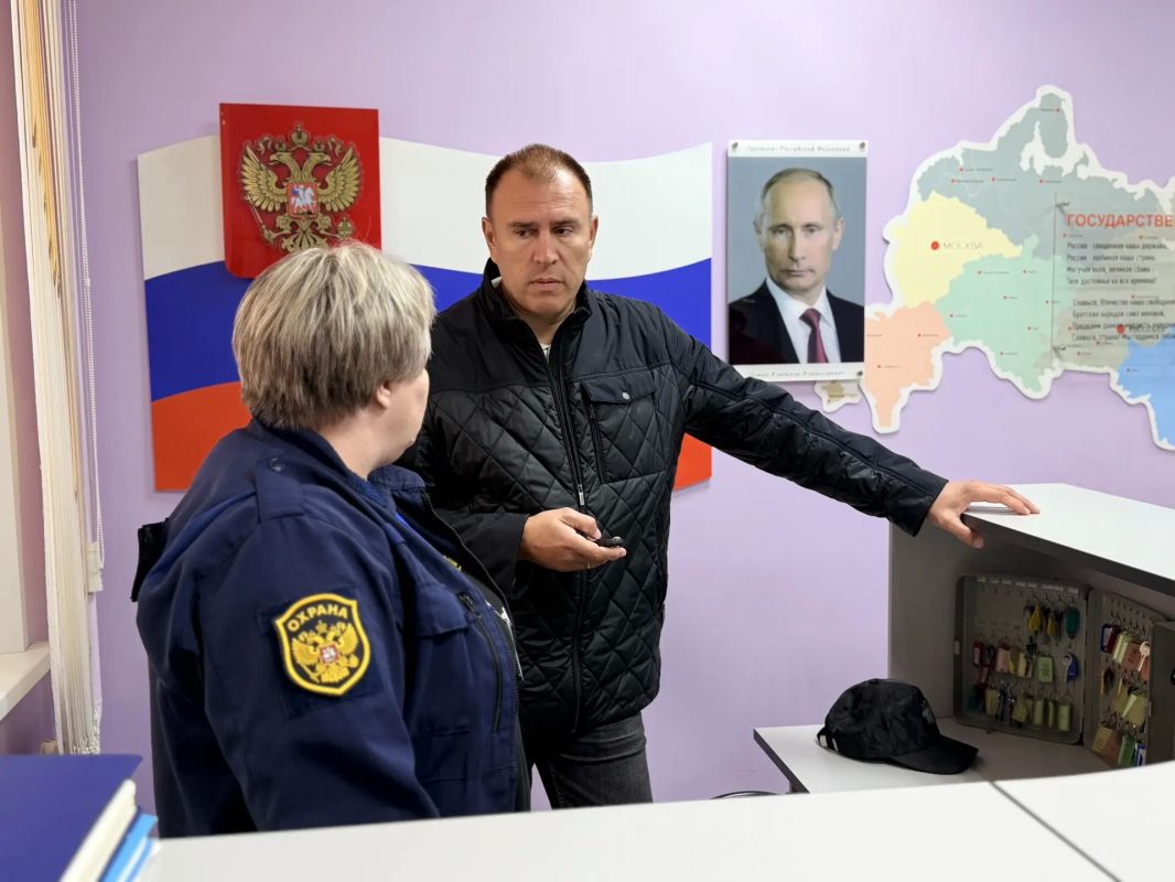 По ходу объезда заглянул в школу №18 проверить готовность к 1 сентября По ходу объезда заглянул в школу №18 проверить готовность к 1 сентября