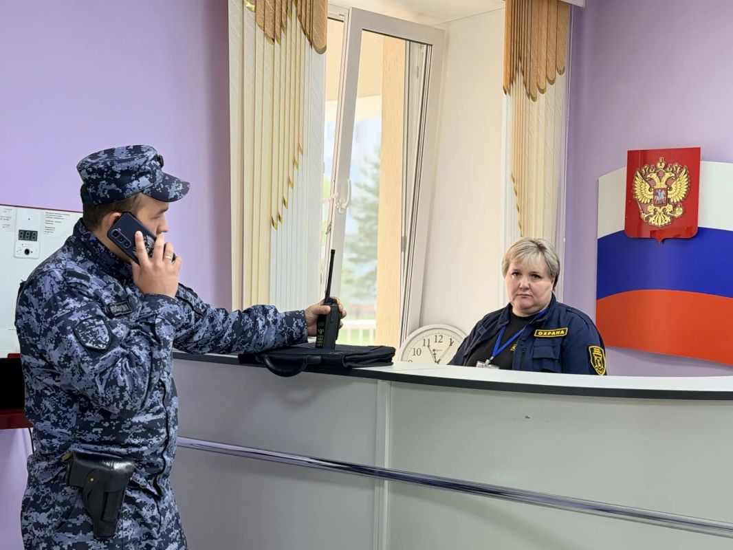 По ходу объезда заглянул в школу №18 проверить готовность к 1 сентября По ходу объезда заглянул в школу №18 проверить готовность к 1 сентября