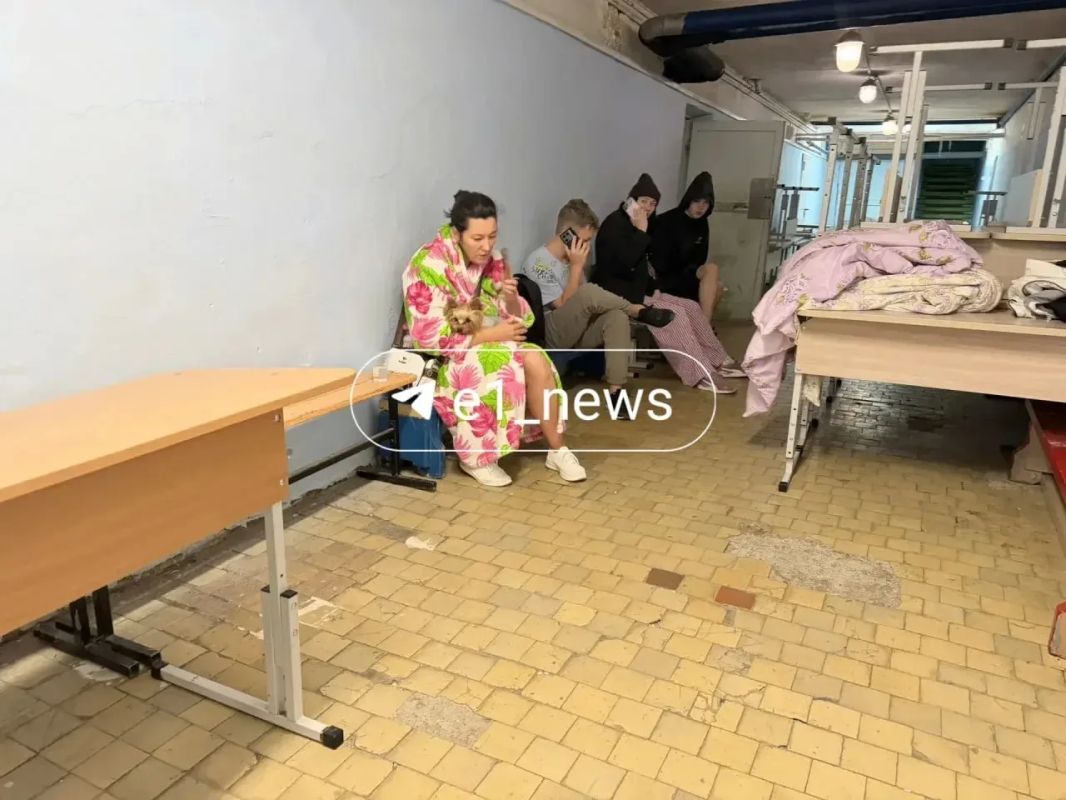 Родственники жителей дома, который сегодня в Екатеринбурге атаковал дрон, переживают, что не могут до них дозвониться