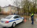 Лужи, мокрые листья, раннее наступление темноты, скользкие от дождя дороги и массовое движение школьников