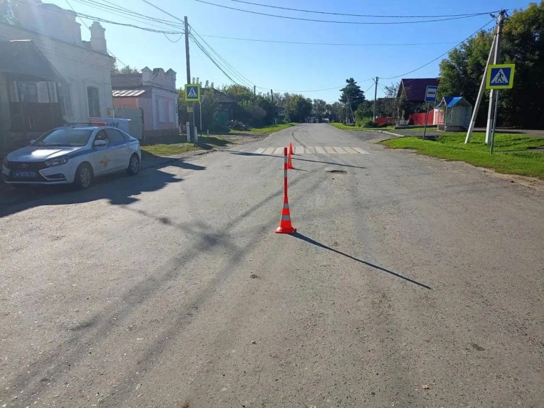 Пассажирки ехали на капоте и упали с него на асфальт Пассажирки ехали на капоте и упали с него на асфальт
