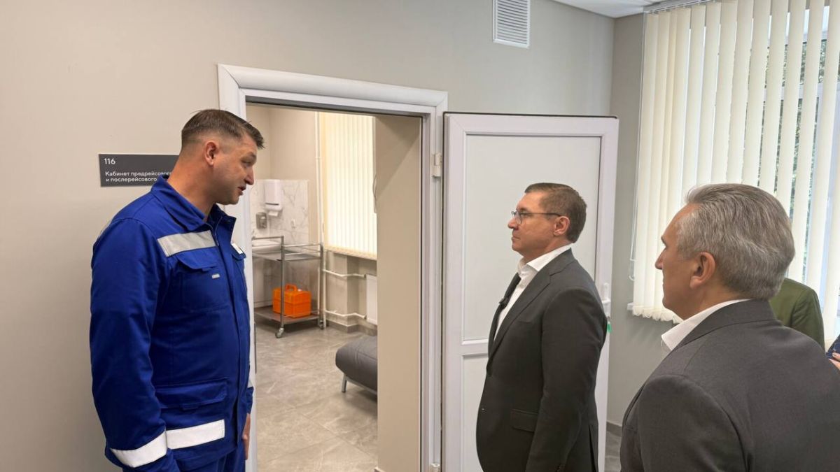Александр Моор и Владимир Якушев оценили обновленную станцию скорой помощи в Тюмени Александр Моор и Владимир Якушев оценили обновленную станцию скорой помощи в Тюмени