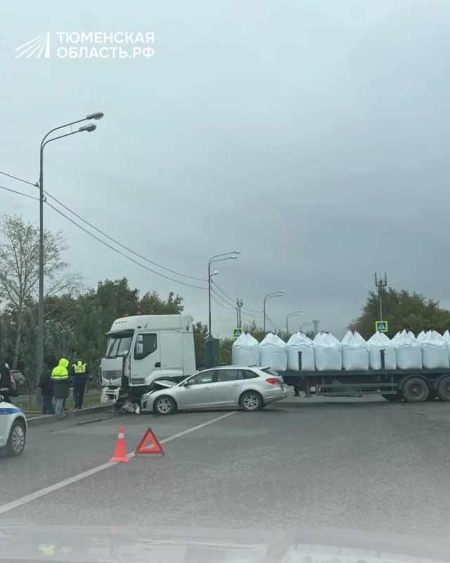 В Тюмени после ДТП грузовик перекрыл дорогу