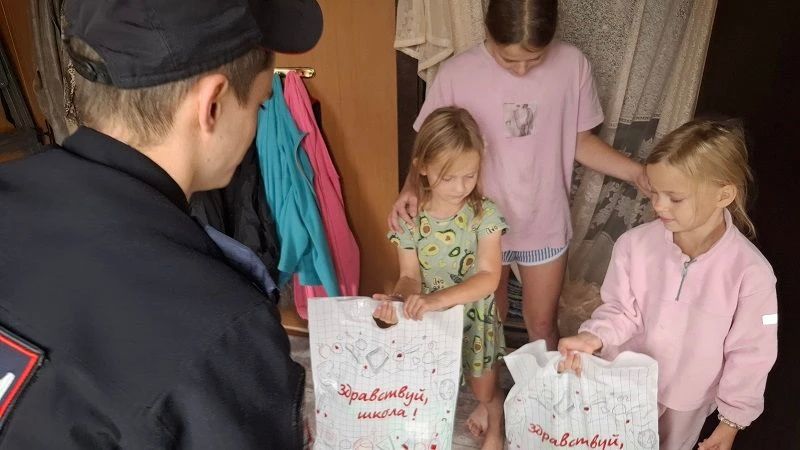 В рамках ежегодной профилактической акции «Помоги пойти учиться», приуроченной к началу нового учебного года, сотрудники отделения по делам несовершеннолетних ОМВД России «Уватский» посетили семьи с детьми, находящиеся в... В рамках ежегодной профилактической акции «Помоги пойти учиться», приуроченной к началу нового учебного года, сотрудники отделения по делам несовершеннолетних ОМВД России «Уватский» посетили семьи с детьми, находящиеся в...