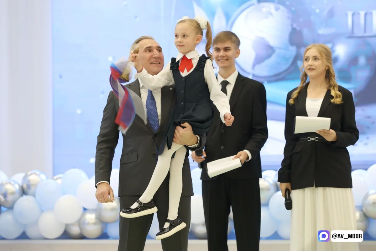 Александр Моор: Свыше 256 тысяч школьников сегодня сели за парты в Тюменской области Александр Моор: Свыше 256 тысяч школьников сегодня сели за парты в Тюменской области
