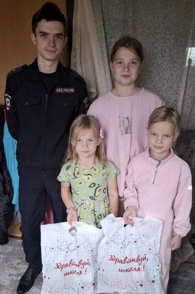 В рамках ежегодной профилактической акции «Помоги пойти учиться», приуроченной к началу нового учебного года, сотрудники отделения по делам несовершеннолетних ОМВД России «Уватский» посетили семьи с детьми, находящиеся в... В рамках ежегодной профилактической акции «Помоги пойти учиться», приуроченной к началу нового учебного года, сотрудники отделения по делам несовершеннолетних ОМВД России «Уватский» посетили семьи с детьми, находящиеся в...
