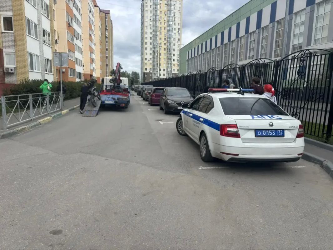 Восьмиклассник на питбайке вчера остановлен сотрудниками Госавтоинспекции у одной из тюменских школ во время массового движения детей в школу Восьмиклассник на питбайке вчера остановлен сотрудниками Госавтоинспекции у одной из тюменских школ во время массового движения детей в школу