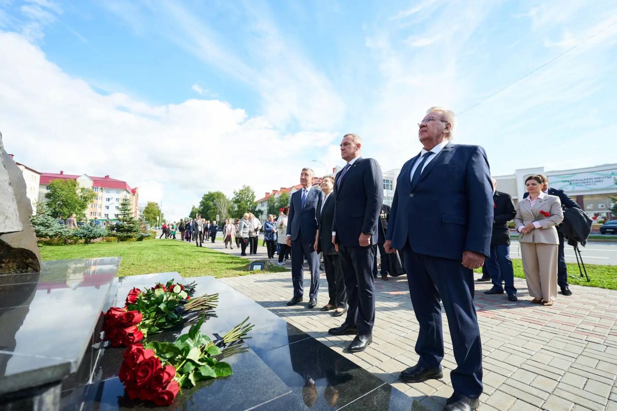 Руслан Кухарук: В Ханты-Мансийске зажглись новые «Звезды Югры» – символы признательности тем, кто оказал значительное влияние на становление и развитие энергетического комплекса Югры Руслан Кухарук: В Ханты-Мансийске зажглись новые «Звезды Югры» – символы признательности тем, кто оказал значительное влияние на становление и развитие энергетического комплекса Югры