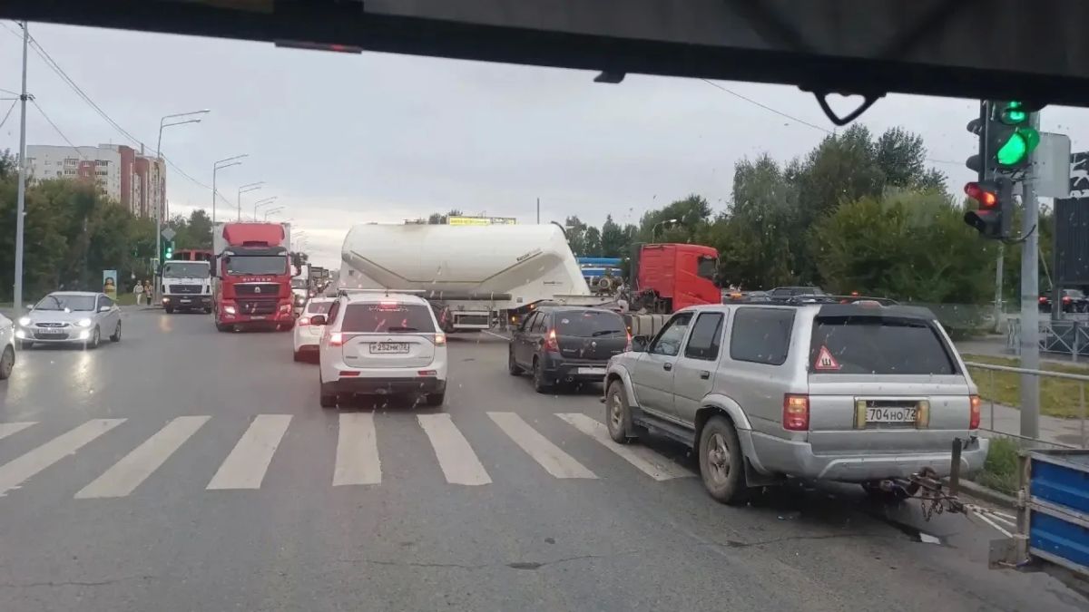 Очереди на АЗС создают проблемы не только для тех, кто в них стоит Очереди на АЗС создают проблемы не только для тех, кто в них стоит
