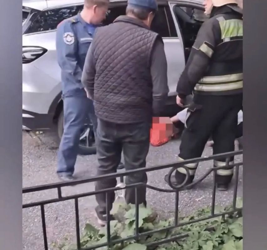 Кроссовер врезался в подъезд и сбил пешехода Кроссовер врезался в подъезд и сбил пешехода