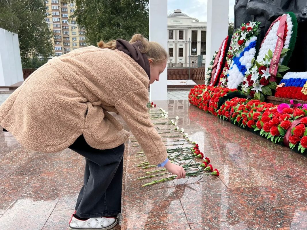 История рядом. В День окончания Второй Мировой Войны студенты Колледжа цифровых и педагогических технологий, активисты Движения Первых города Тюмени вспомнили прошлое, а также познакомились с теми, кто бережно хранит его в... История рядом. В День окончания Второй Мировой Войны студенты Колледжа цифровых и педагогических технологий, активисты Движения Первых города Тюмени вспомнили прошлое, а также познакомились с теми, кто бережно хранит его в...