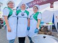 Друзья, на Базарной площади происходит настоящее таинство! Огромные котлы, свежая рыба, овощи и специи — всё это готовится с любовью и уважением к традициям!