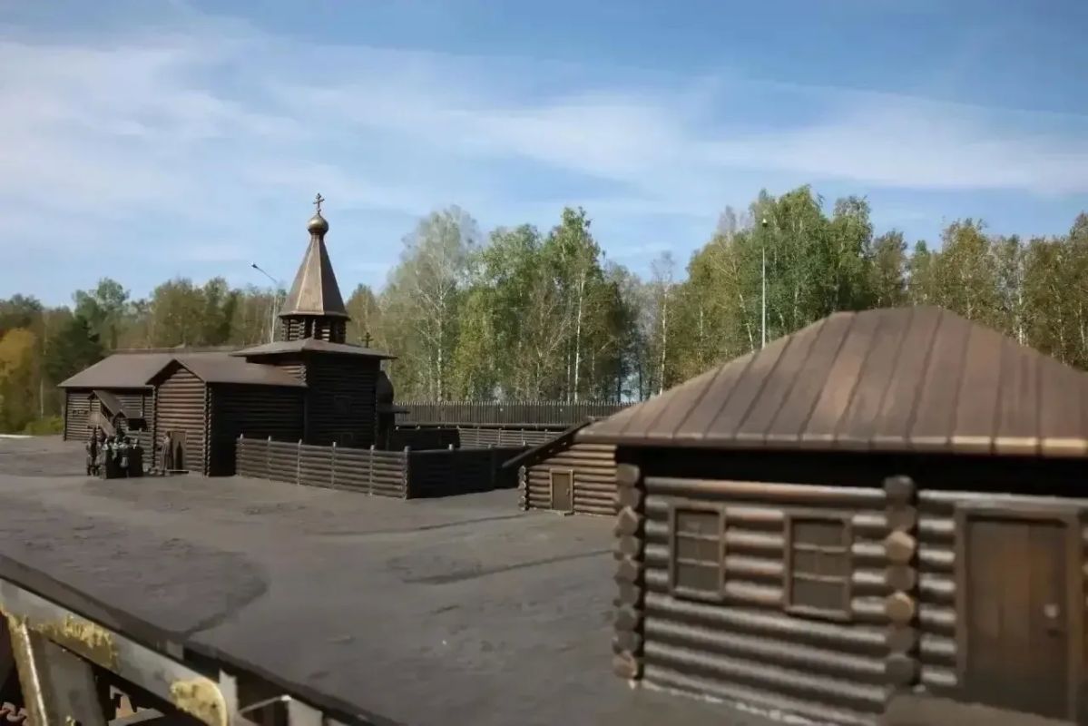 Бронзовый острог в миниатюре появился на Исторической площади Тюмени