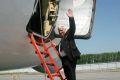 Самолету, на котором российский экипаж бежал из афганского плена, присвоено имя его легендарного пилота