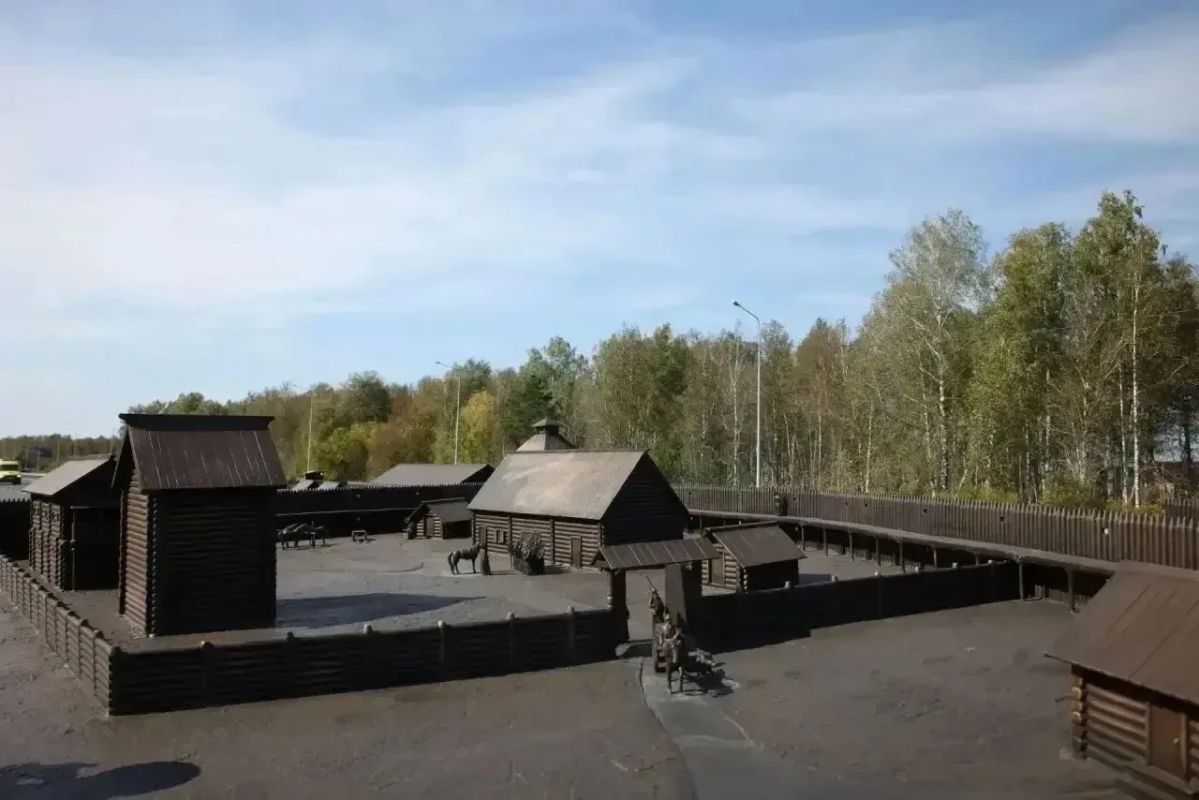 Бронзовый острог в миниатюре появился на Исторической площади Тюмени Бронзовый острог в миниатюре появился на Исторической площади Тюмени