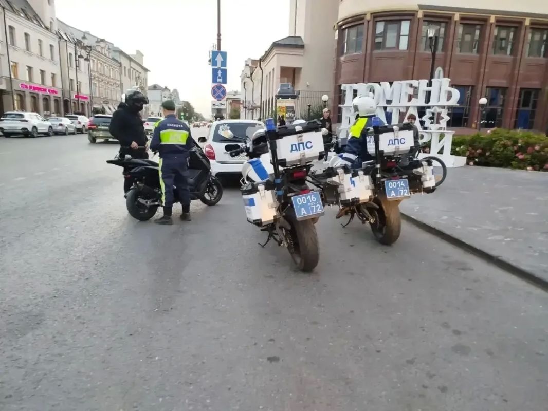 Мотовзвод ДПС патрулирует аварийные участки Тюмени Мотовзвод ДПС патрулирует аварийные участки Тюмени
