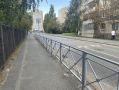 Безопасность школьников — в приоритете: на ул. Широтной в мкр. МЖК установили новое перильное ограждение