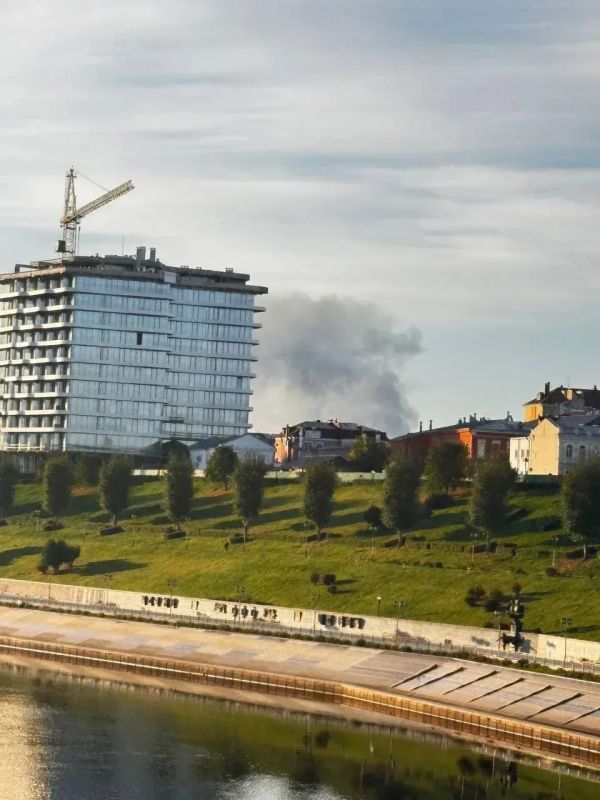 Никого в здании школы не было Никого в здании школы не было