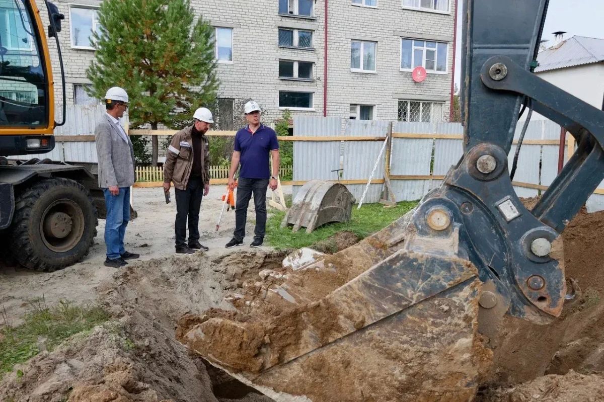 Провёл рабочий выезд на объекты ремонта тепловых сетей и благоустройства Провёл рабочий выезд на объекты ремонта тепловых сетей и благоустройства