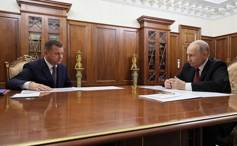 Владимир Путин накануне вечером провел встречу с первым заместителем министра внутренних дел РФ — начальником Миграционной службы МВД России Андреем Кикотем
