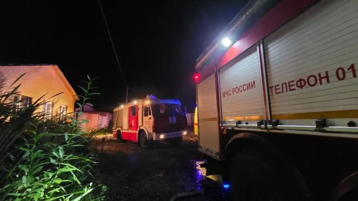 Пожар в поселке Славянском, где сгорели дома цыганского народа, ликвидировали только в 2 часа ночи Пожар в поселке Славянском, где сгорели дома цыганского народа, ликвидировали только в 2 часа ночи