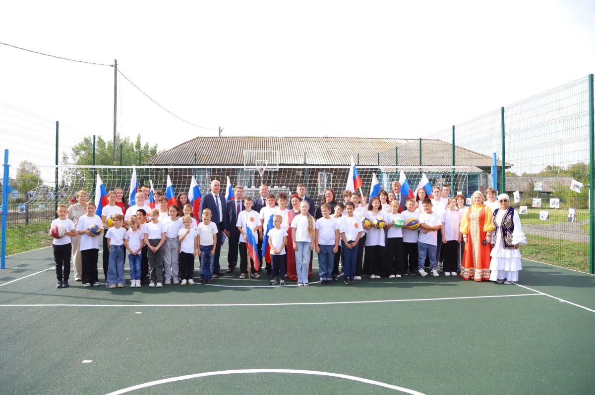 В Голышмановском округе открыли многофункциональную спортивную площадку В Голышмановском округе открыли многофункциональную спортивную площадку