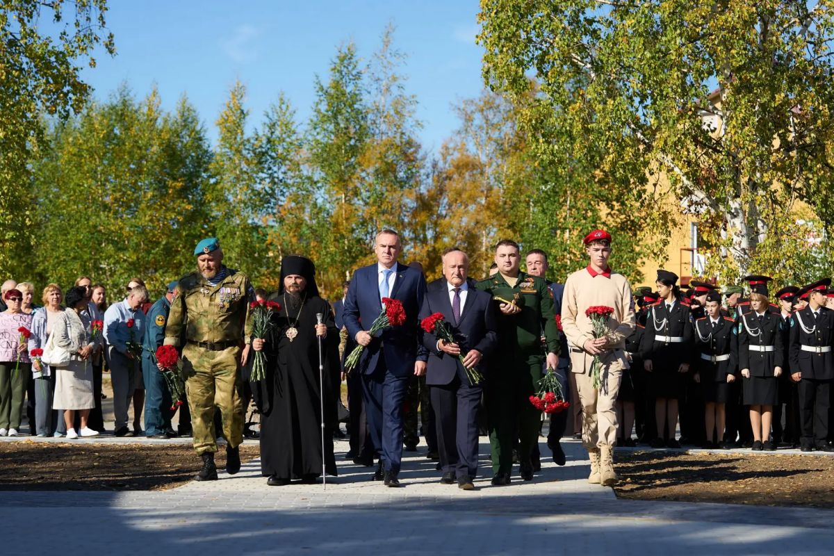 Руслан Кухарук: В Сквере Героев СВО вместе с главой Белоярского района Сергеем Петровичем Маненковым, ветеранами боевых действий, семьями наших бойцов, неравнодушными жителями и юнармейцами возложили цветы в память о тех... Руслан Кухарук: В Сквере Героев СВО вместе с главой Белоярского района Сергеем Петровичем Маненковым, ветеранами боевых действий, семьями наших бойцов, неравнодушными жителями и юнармейцами возложили цветы в память о тех...