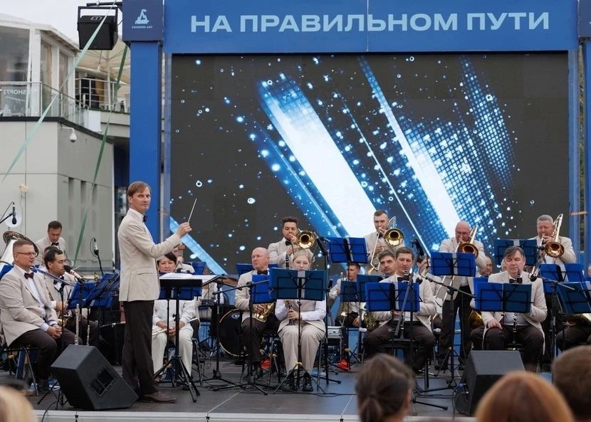 Тюмень проводила лето под звуки духовых и народных инструментов Тюмень проводила лето под звуки духовых и народных инструментов