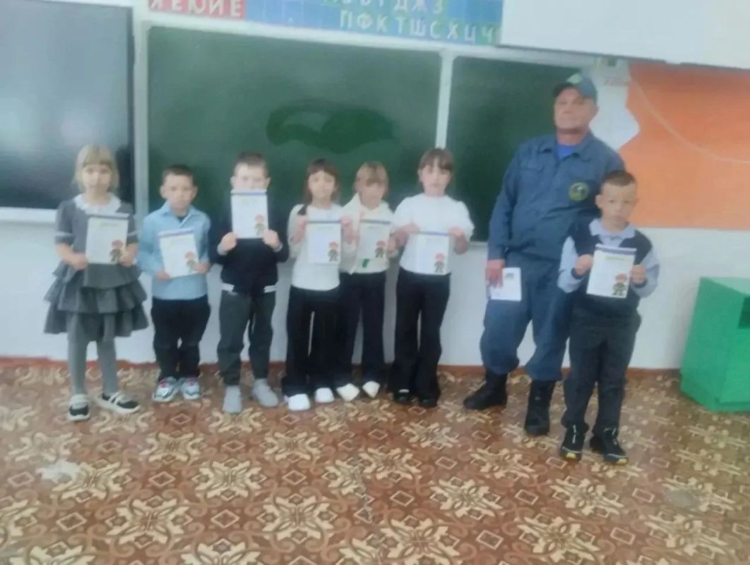 В рамках месячника безопасности: огнеборцы Абатского округа провели урок для школьников п. Ленинка