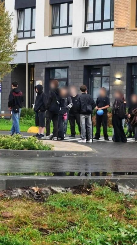 В Тюмени подростки толпой избили ребенка на детской площадке В Тюмени подростки толпой избили ребенка на детской площадке