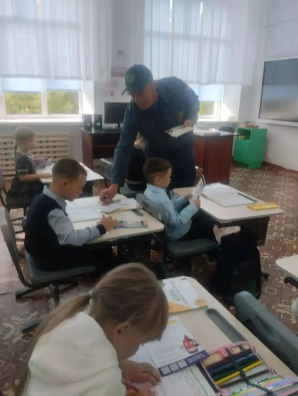 В рамках месячника безопасности: огнеборцы Абатского округа провели урок для школьников п. Ленинка В рамках месячника безопасности: огнеборцы Абатского округа провели урок для школьников п. Ленинка