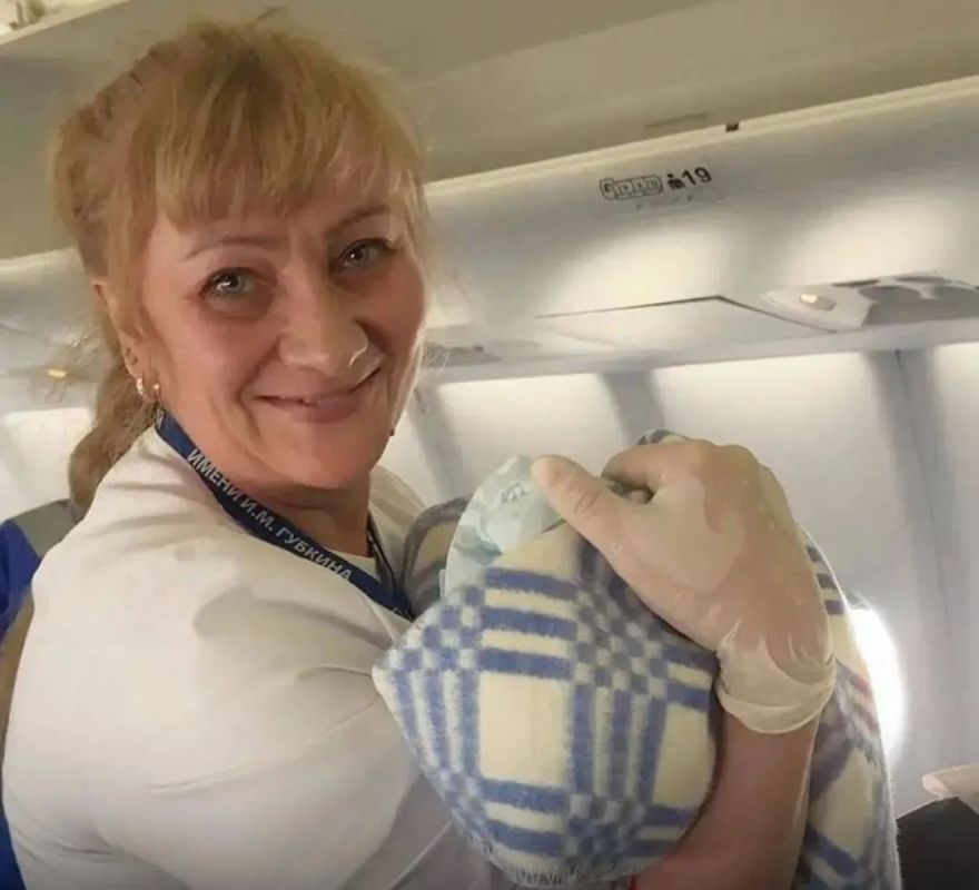 Малыш родился на борту самолета по пути на Ямал