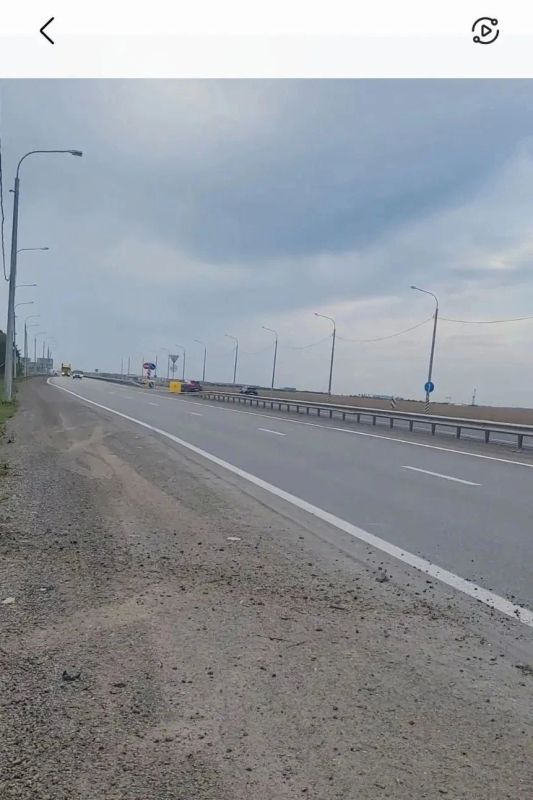 В Тюмени в районе Перевалово черная иномарка устроила аварию, после чего водитель скрылся В Тюмени в районе Перевалово черная иномарка устроила аварию, после чего водитель скрылся