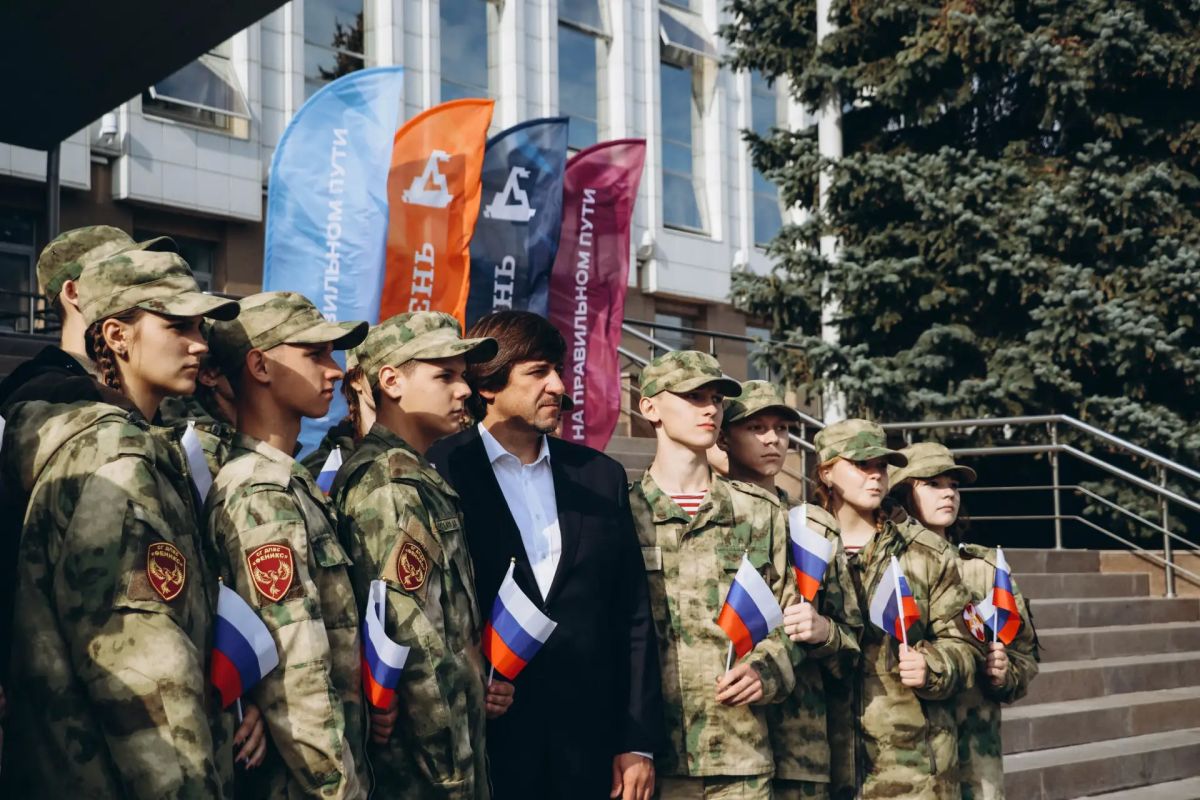 Тепло сибирских сердец. Сегодня на Городской площади состоялось особенное событие — отправка гуманитарного конвоя Тепло сибирских сердец. Сегодня на Городской площади состоялось особенное событие — отправка гуманитарного конвоя