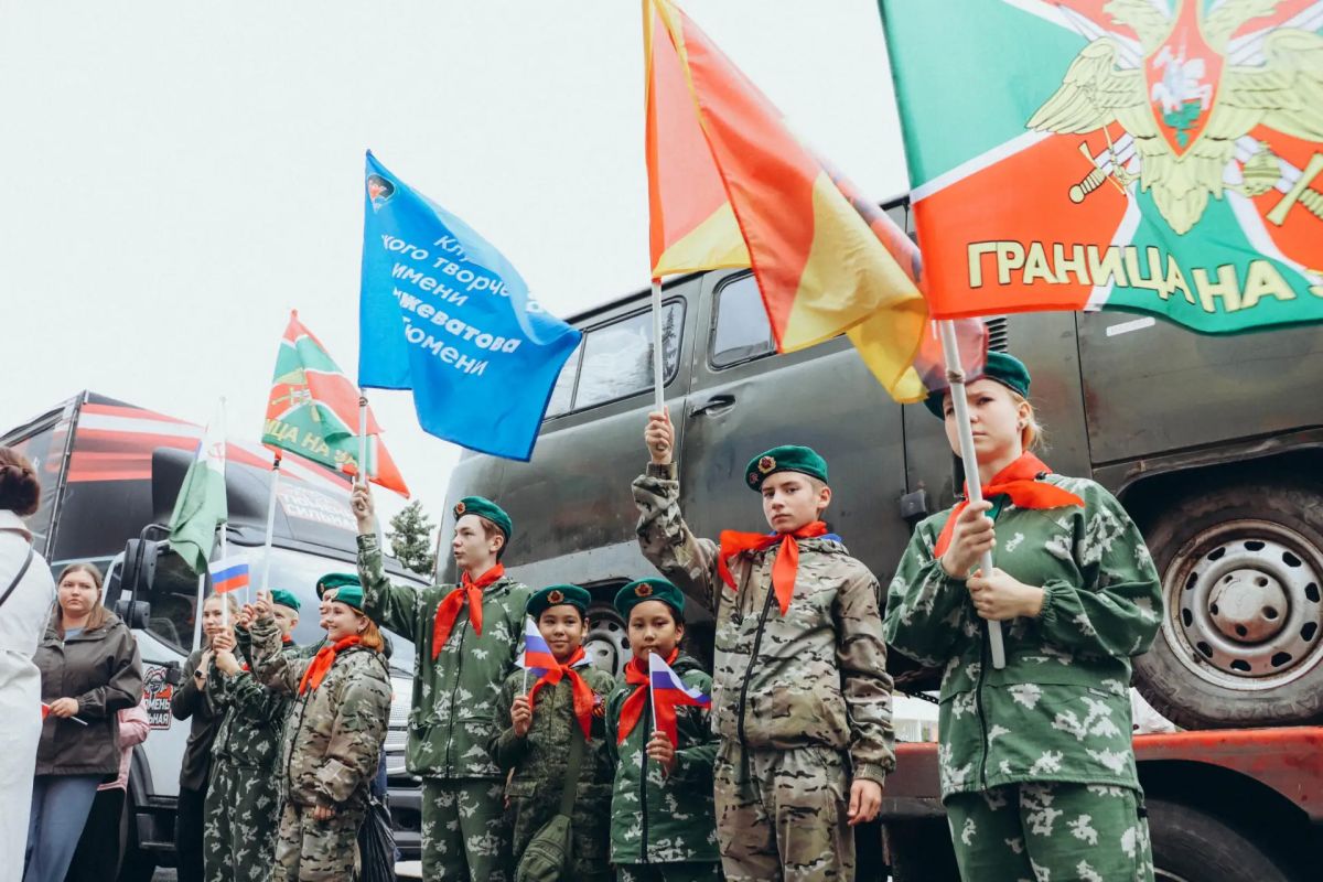 Тепло сибирских сердец. Сегодня на Городской площади состоялось особенное событие — отправка гуманитарного конвоя Тепло сибирских сердец. Сегодня на Городской площади состоялось особенное событие — отправка гуманитарного конвоя