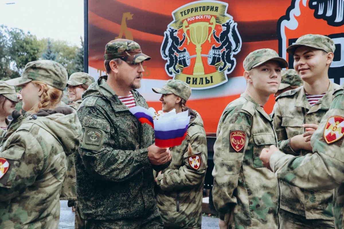 Тепло сибирских сердец. Сегодня на Городской площади состоялось особенное событие — отправка гуманитарного конвоя Тепло сибирских сердец. Сегодня на Городской площади состоялось особенное событие — отправка гуманитарного конвоя