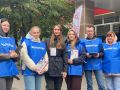 3 волонтера и 5 промоутеров работают на площадке фестиваля "Тюменская осень" у межрегионального центра компетенций по ул. Мельникайте